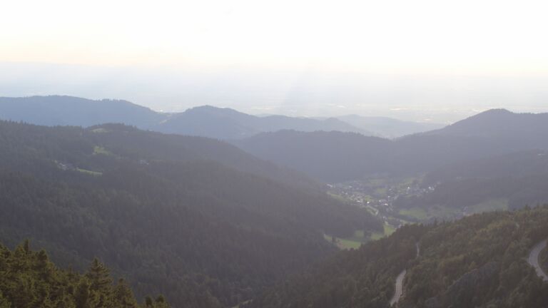 Dieses Bild zeigt eine Webcam-Aufnahme vom Achertal, aufgenommen am Donnerstag, den 31.07.2025 um 19:40 Uhr. Die Temperatur betrug 15.2°C.