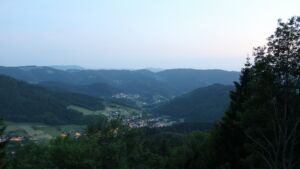 Dieses Bild zeigt eine Webcam-Aufnahme vom Achertal, aufgenommen am Dienstag, den 26.05.2026 um 21:50 Uhr. Die Temperatur betrug 24.1°C.