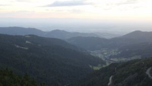 Dieses Bild zeigt eine Webcam-Aufnahme vom Achertal, aufgenommen am Montag, den 23.06.2025 um 21:40 Uhr. Die Temperatur betrug 14.2°C.
