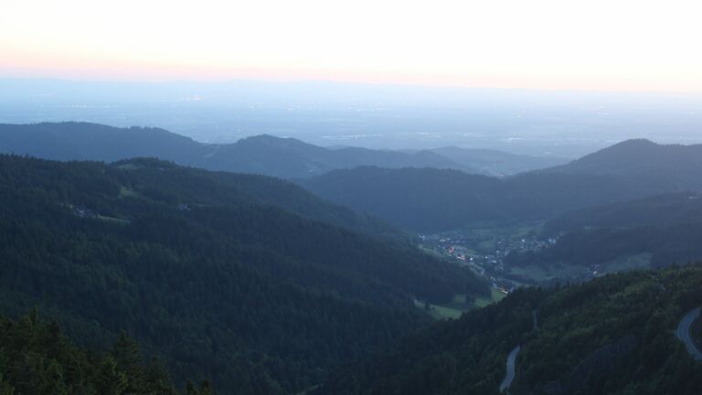 Dieses Bild zeigt eine Webcam-Aufnahme vom Achertal, aufgenommen am Freitag, den 30.05.2025 um 21:50 Uhr. Die Temperatur betrug 20.2°C.
