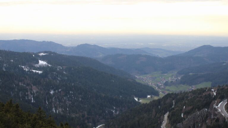 Dieses Bild zeigt eine Webcam-Aufnahme vom Achertal, aufgenommen am Freitag, den 03.04.2026 um 18:50 Uhr. Die Temperatur betrug 5.9°C.