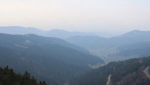 Dieses Bild zeigt eine Webcam-Aufnahme vom Achertal, aufgenommen am Montag, den 23.03.2026 um 14:30 Uhr. Die Temperatur betrug 7°C.