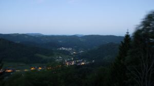 Dieses Bild zeigt eine Webcam-Aufnahme vom Achertal, aufgenommen am Freitag, den 22.05.2026 um 04:50 Uhr. Die Temperatur betrug 15.5°C.