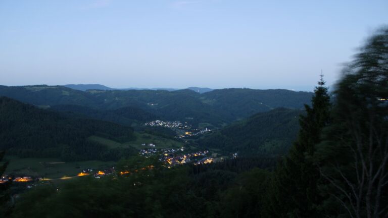 Dieses Bild zeigt eine Webcam-Aufnahme vom Achertal, aufgenommen am Freitag, den 22.05.2026 um 04:50 Uhr. Die Temperatur betrug 15.5°C.