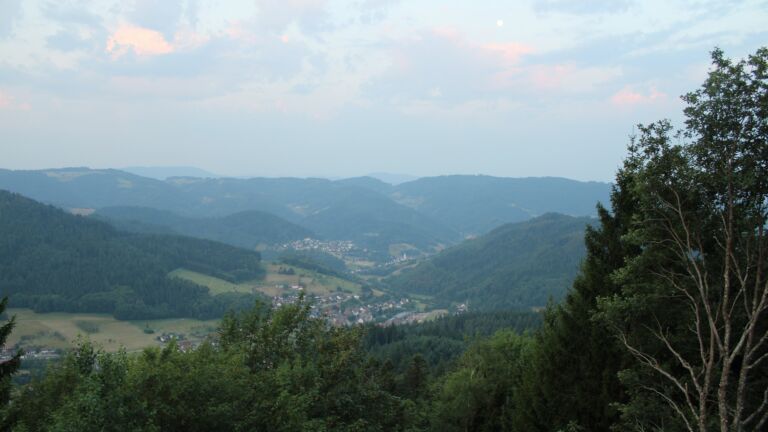 Dieses Bild zeigt eine Webcam-Aufnahme vom Achertal, aufgenommen am Freitag, den 31.07.2026 um 06:10 Uhr. Die Temperatur betrug 24.2°C.