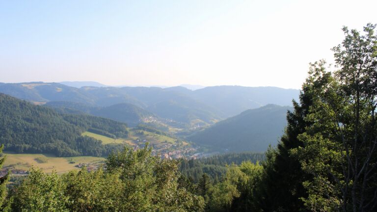 Dieses Bild zeigt eine Webcam-Aufnahme vom Achertal, aufgenommen am Samstag, den 01.08.2026 um 19:10 Uhr. Die Temperatur betrug 28.2°C.