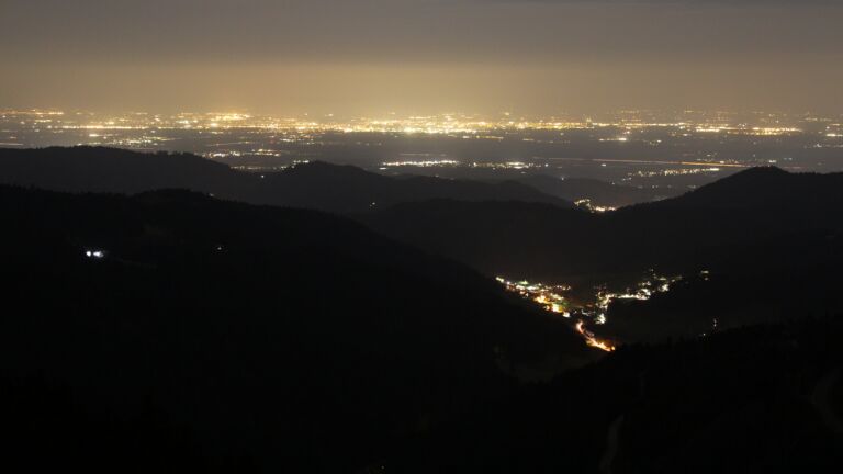 Dieses Bild zeigt eine Webcam-Aufnahme vom Achertal, aufgenommen am Dienstag, den 24.03.2026 um 21:30 Uhr. Die Temperatur betrug 7°C.