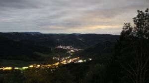 Dieses Bild zeigt eine Webcam-Aufnahme vom Achertal, aufgenommen am Dienstag, den 27.10.2026 um 22:30 Uhr. Die Temperatur betrug 13.6°C.
