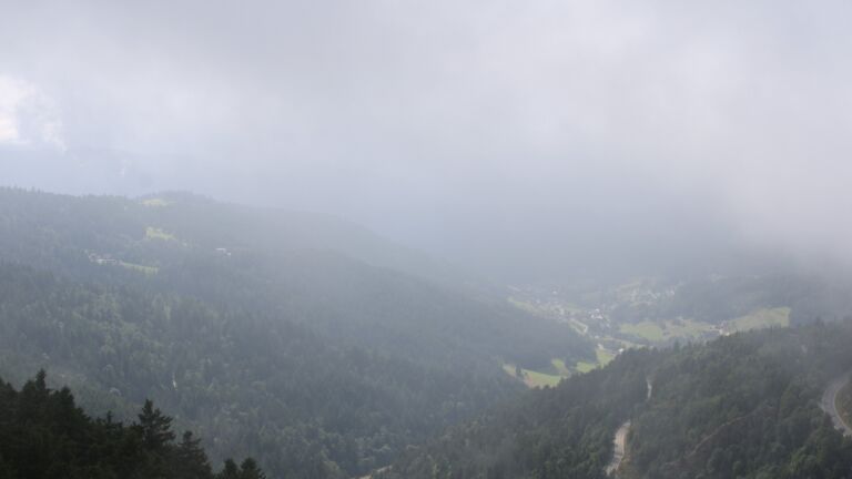Dieses Bild zeigt eine Webcam-Aufnahme vom Achertal, aufgenommen am Montag, den 28.07.2025 um 17:10 Uhr. Die Temperatur betrug 11.8°C.