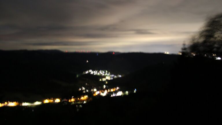 Dieses Bild zeigt eine Webcam-Aufnahme vom Achertal, aufgenommen am Donnerstag, den 04.06.2026 um 00:30 Uhr. Die Temperatur betrug 13.5°C.