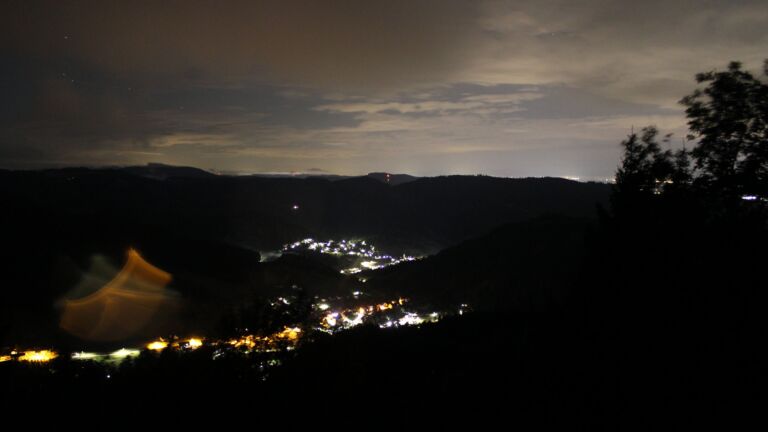 Dieses Bild zeigt eine Webcam-Aufnahme vom Achertal, aufgenommen am Samstag, den 22.08.2026 um 03:30 Uhr. Die Temperatur betrug 11.2°C.