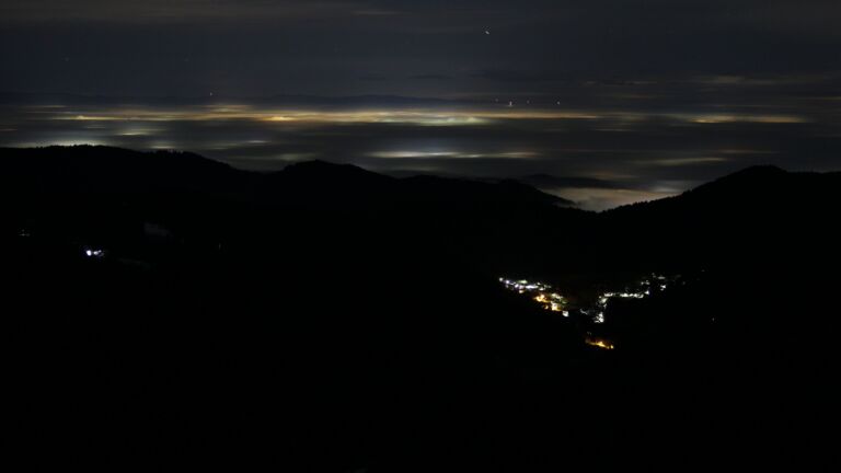 Dieses Bild zeigt eine Webcam-Aufnahme vom Achertal, aufgenommen am Freitag, den 23.01.2026 um 04:00 Uhr. Die Temperatur betrug 3.4°C.