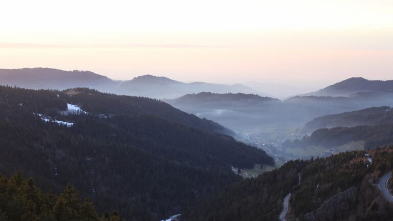 Dieses Bild zeigt eine Webcam-Aufnahme vom Achertal, aufgenommen am Samstag, den 17.01.2026 um 16:50 Uhr. Die Temperatur betrug 5.9°C.