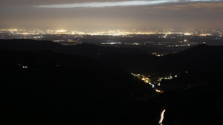 Dieses Bild zeigt eine Webcam-Aufnahme vom Achertal, aufgenommen am Mittwoch, den 23.07.2025 um 22:40 Uhr. Die Temperatur betrug 15.1°C.