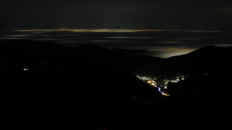 Dieses Bild zeigt eine Webcam-Aufnahme vom Achertal, aufgenommen am Dienstag, den 20.01.2026 um 23:30 Uhr. Die Temperatur betrug 5.9°C.