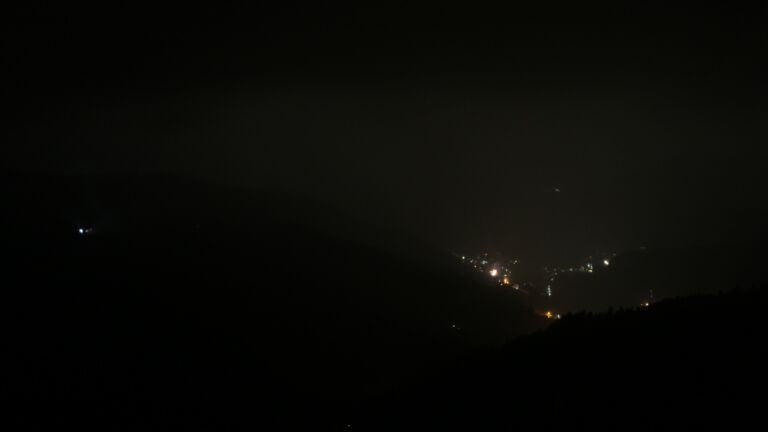 Dieses Bild zeigt eine Webcam-Aufnahme vom Achertal, aufgenommen am Dienstag, den 10.03.2026 um 20:00 Uhr. Die Temperatur betrug 4.8°C.