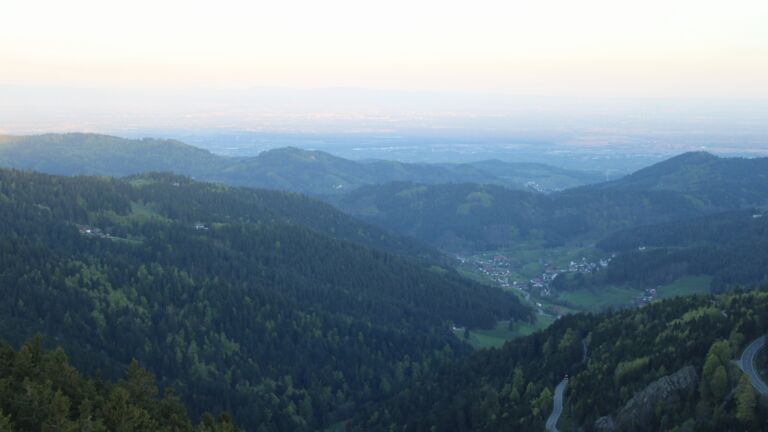 Dieses Bild zeigt eine Webcam-Aufnahme vom Achertal, aufgenommen am Freitag, den 24.04.2026 um 06:40 Uhr. Die Temperatur betrug 9.8°C.