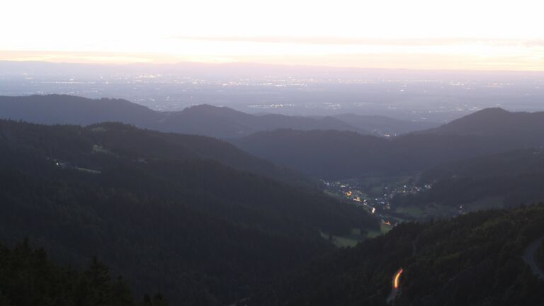 Dieses Bild zeigt eine Webcam-Aufnahme vom Achertal, aufgenommen am Samstag, den 30.08.2025 um 20:50 Uhr. Die Temperatur betrug 11.6°C.
