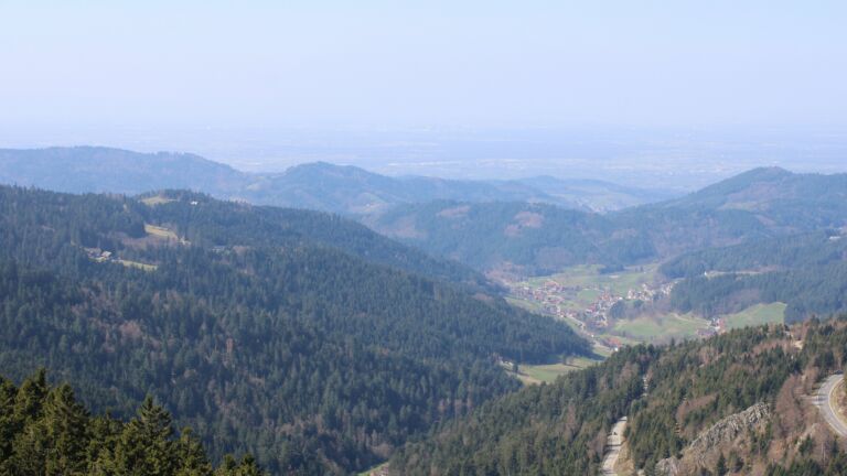 Dieses Bild zeigt eine Webcam-Aufnahme vom Achertal, aufgenommen am Mittwoch, den 18.03.2026 um 12:10 Uhr. Die Temperatur betrug 3.8°C.