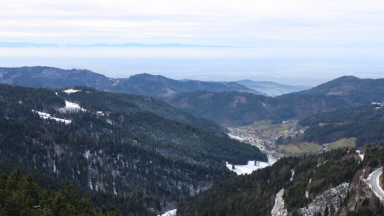 Dieses Bild zeigt eine Webcam-Aufnahme vom Achertal, aufgenommen am Sonntag, den 23.11.2025 um 13:50 Uhr. Die Temperatur betrug -1.4°C.