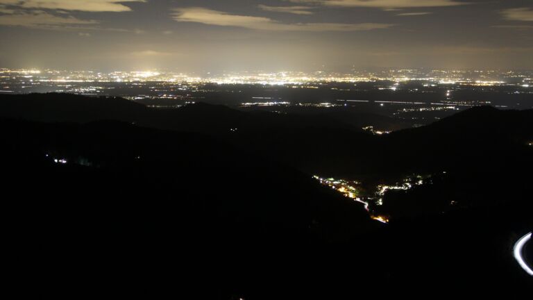 Dieses Bild zeigt eine Webcam-Aufnahme vom Achertal, aufgenommen am Freitag, den 24.10.2025 um 22:00 Uhr. Die Temperatur betrug 2.6°C.