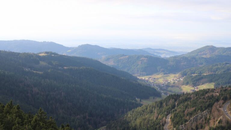 Dieses Bild zeigt eine Webcam-Aufnahme vom Achertal, aufgenommen am Mittwoch, den 17.12.2025 um 14:10 Uhr. Die Temperatur betrug 6.4°C.