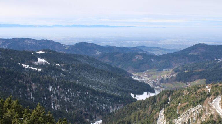 Dieses Bild zeigt eine Webcam-Aufnahme vom Achertal, aufgenommen am Sonntag, den 23.11.2025 um 12:10 Uhr. Die Temperatur betrug -0.8°C.