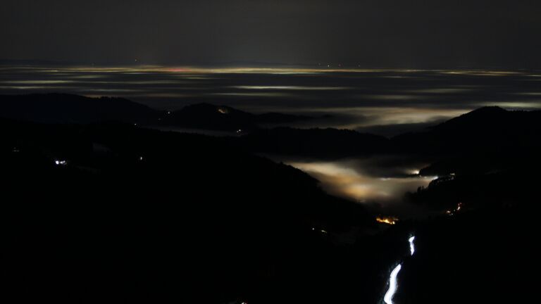 Dieses Bild zeigt eine Webcam-Aufnahme vom Achertal, aufgenommen am Dienstag, den 20.01.2026 um 19:00 Uhr. Die Temperatur betrug 5.8°C.