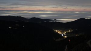 Dieses Bild zeigt eine Webcam-Aufnahme vom Achertal, aufgenommen am Mittwoch, den 25.02.2026 um 19:30 Uhr. Die Temperatur betrug 10.7°C.