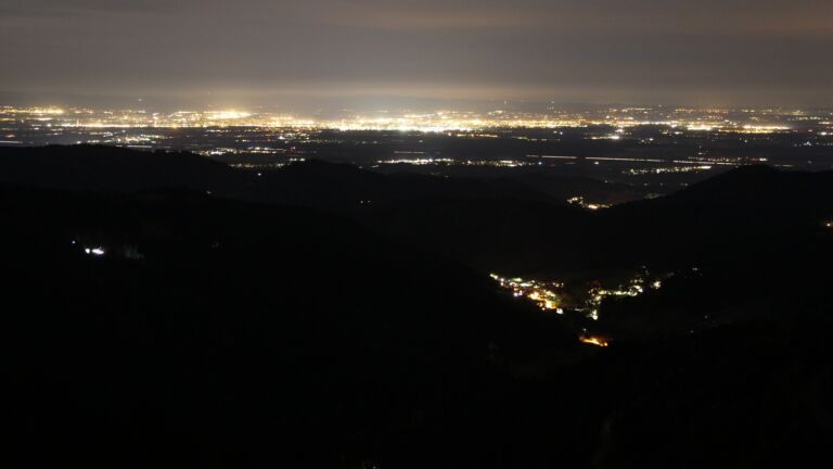 Dieses Bild zeigt eine Webcam-Aufnahme vom Achertal, aufgenommen am Donnerstag, den 30.10.2025 um 22:30 Uhr. Die Temperatur betrug 4.9°C.