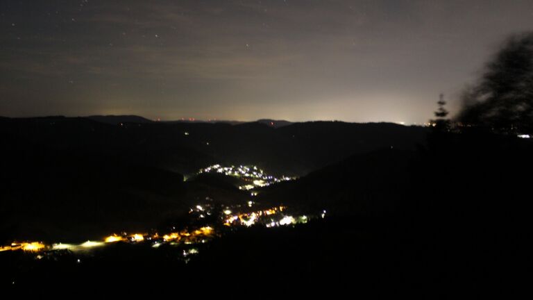 Dieses Bild zeigt eine Webcam-Aufnahme vom Achertal, aufgenommen am Montag, den 08.06.2026 um 00:30 Uhr. Die Temperatur betrug 15°C.