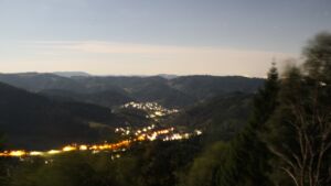 Dieses Bild zeigt eine Webcam-Aufnahme vom Achertal, aufgenommen am Donnerstag, den 27.08.2026 um 00:00 Uhr. Die Temperatur betrug 22°C.