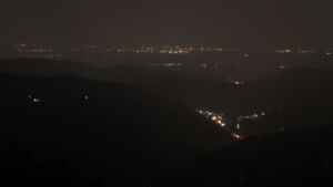 Dieses Bild zeigt eine Webcam-Aufnahme vom Achertal, aufgenommen am Dienstag, den 26.08.2025 um 21:50 Uhr. Die Temperatur betrug 15.4°C.