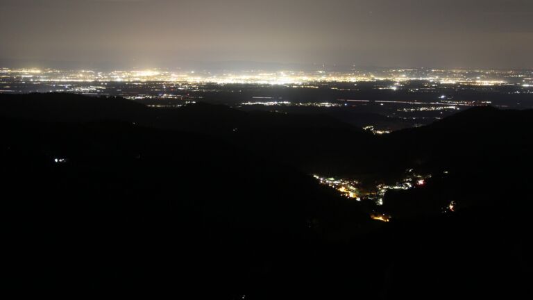 Dieses Bild zeigt eine Webcam-Aufnahme vom Achertal, aufgenommen am Donnerstag, den 13.11.2025 um 21:30 Uhr. Die Temperatur betrug 15.1°C.