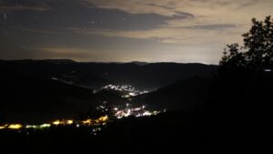 Dieses Bild zeigt eine Webcam-Aufnahme vom Achertal, aufgenommen am Samstag, den 18.07.2026 um 00:30 Uhr. Die Temperatur betrug 16.7°C.