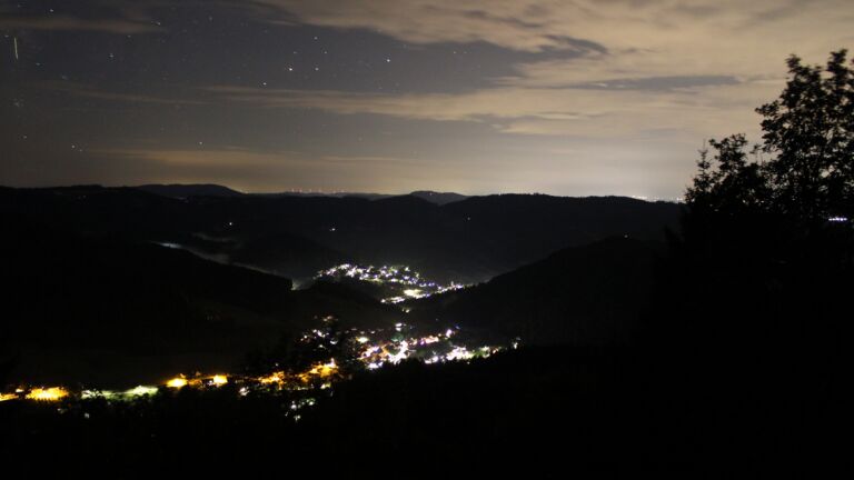 Dieses Bild zeigt eine Webcam-Aufnahme vom Achertal, aufgenommen am Samstag, den 18.07.2026 um 00:30 Uhr. Die Temperatur betrug 16.7°C.