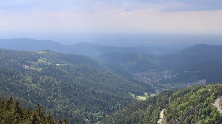 Dieses Bild zeigt eine Webcam-Aufnahme vom Achertal, aufgenommen am Samstag, den 17.05.2025 um 15:30 Uhr. Die Temperatur betrug 12.9°C.