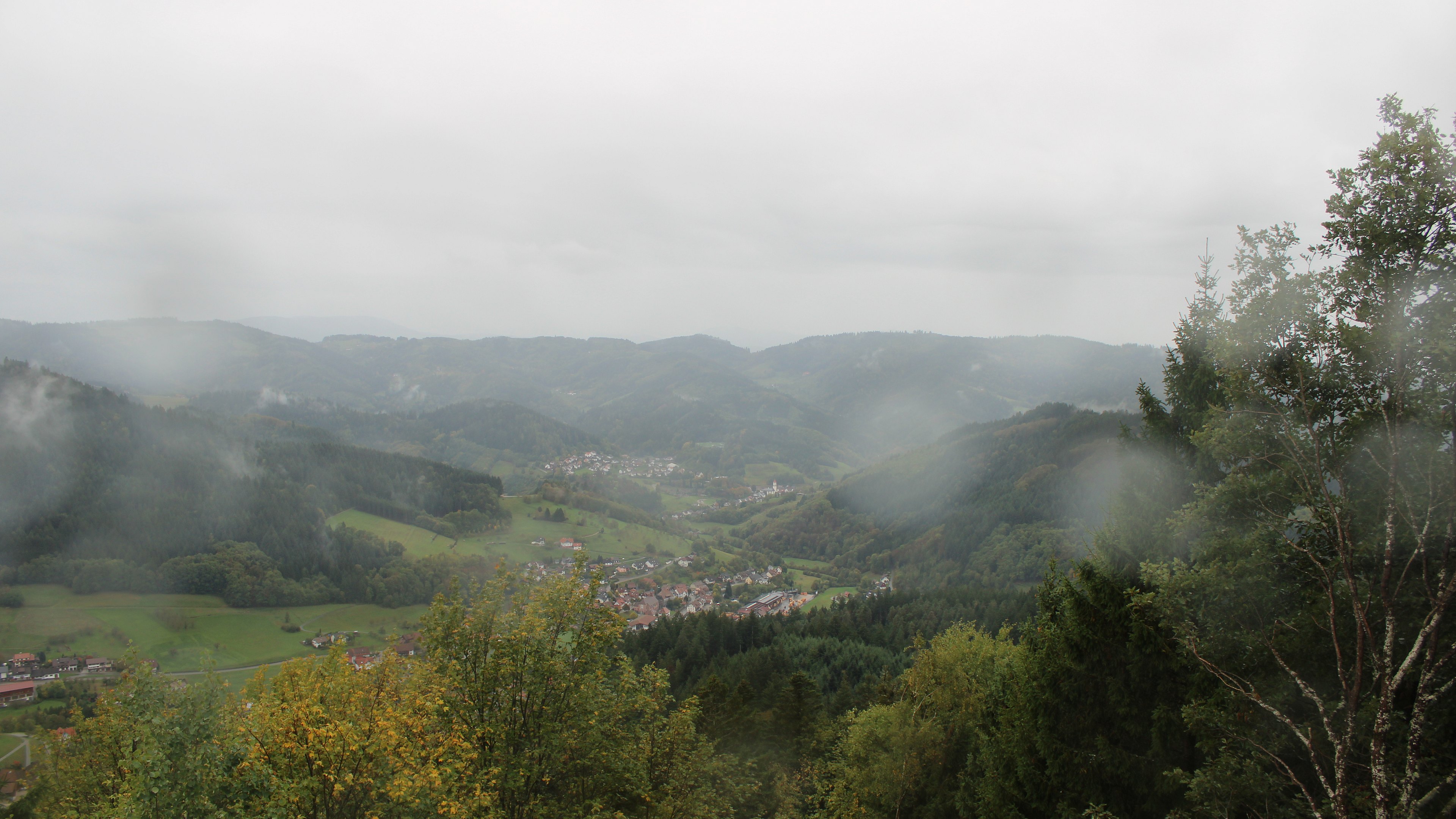 Dieses Bild zeigt eine Webcam-Aufnahme vom Achertal, aufgenommen am Mittwoch, den 21.10.2026 um 16:00 Uhr. Die Temperatur betrug 5.4°C.