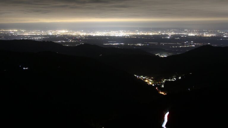 Dieses Bild zeigt eine Webcam-Aufnahme vom Achertal, aufgenommen am Donnerstag, den 16.10.2025 um 21:30 Uhr. Die Temperatur betrug 5.4°C.