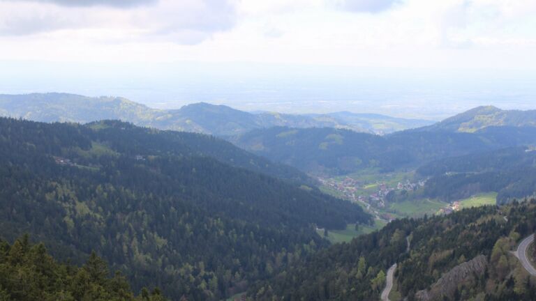 Dieses Bild zeigt eine Webcam-Aufnahme vom Achertal, aufgenommen am Sonntag, den 19.04.2026 um 14:40 Uhr. Die Temperatur betrug 7.5°C.