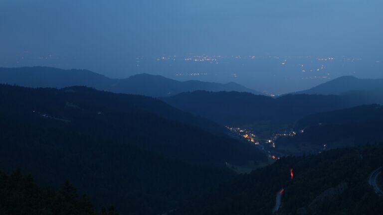 Dieses Bild zeigt eine Webcam-Aufnahme vom Achertal, aufgenommen am Mittwoch, den 27.08.2025 um 20:50 Uhr. Die Temperatur betrug 17°C.