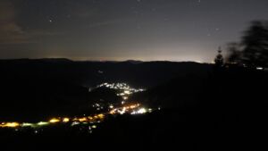 Dieses Bild zeigt eine Webcam-Aufnahme vom Achertal, aufgenommen am Mittwoch, den 07.10.2026 um 01:00 Uhr. Die Temperatur betrug 16.5°C.