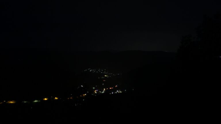 Dieses Bild zeigt eine Webcam-Aufnahme vom Achertal, aufgenommen am Montag, den 27.07.2026 um 04:40 Uhr. Die Temperatur betrug 16.4°C.