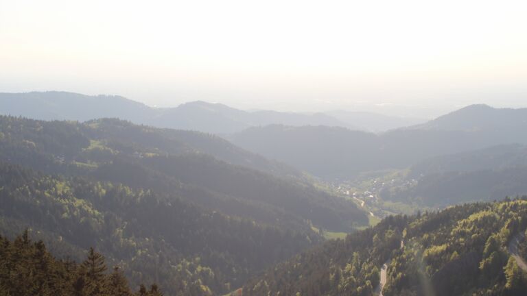 Dieses Bild zeigt eine Webcam-Aufnahme vom Achertal, aufgenommen am Mittwoch, den 30.04.2025 um 19:20 Uhr. Die Temperatur betrug 17.6°C.