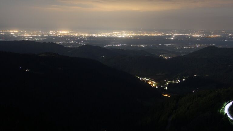 Dieses Bild zeigt eine Webcam-Aufnahme vom Achertal, aufgenommen am Montag, den 12.05.2025 um 23:00 Uhr. Die Temperatur betrug 10.2°C.