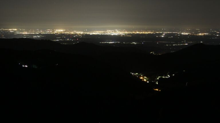 Dieses Bild zeigt eine Webcam-Aufnahme vom Achertal, aufgenommen am Freitag, den 25.07.2025 um 00:30 Uhr. Die Temperatur betrug 13.9°C.