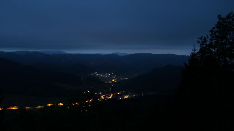 Dieses Bild zeigt eine Webcam-Aufnahme vom Achertal, aufgenommen am Samstag, den 16.05.2026 um 05:00 Uhr. Die Temperatur betrug 3.3°C.