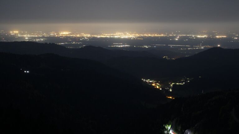 Dieses Bild zeigt eine Webcam-Aufnahme vom Achertal, aufgenommen am Freitag, den 24.04.2026 um 01:00 Uhr. Die Temperatur betrug 8.8°C.