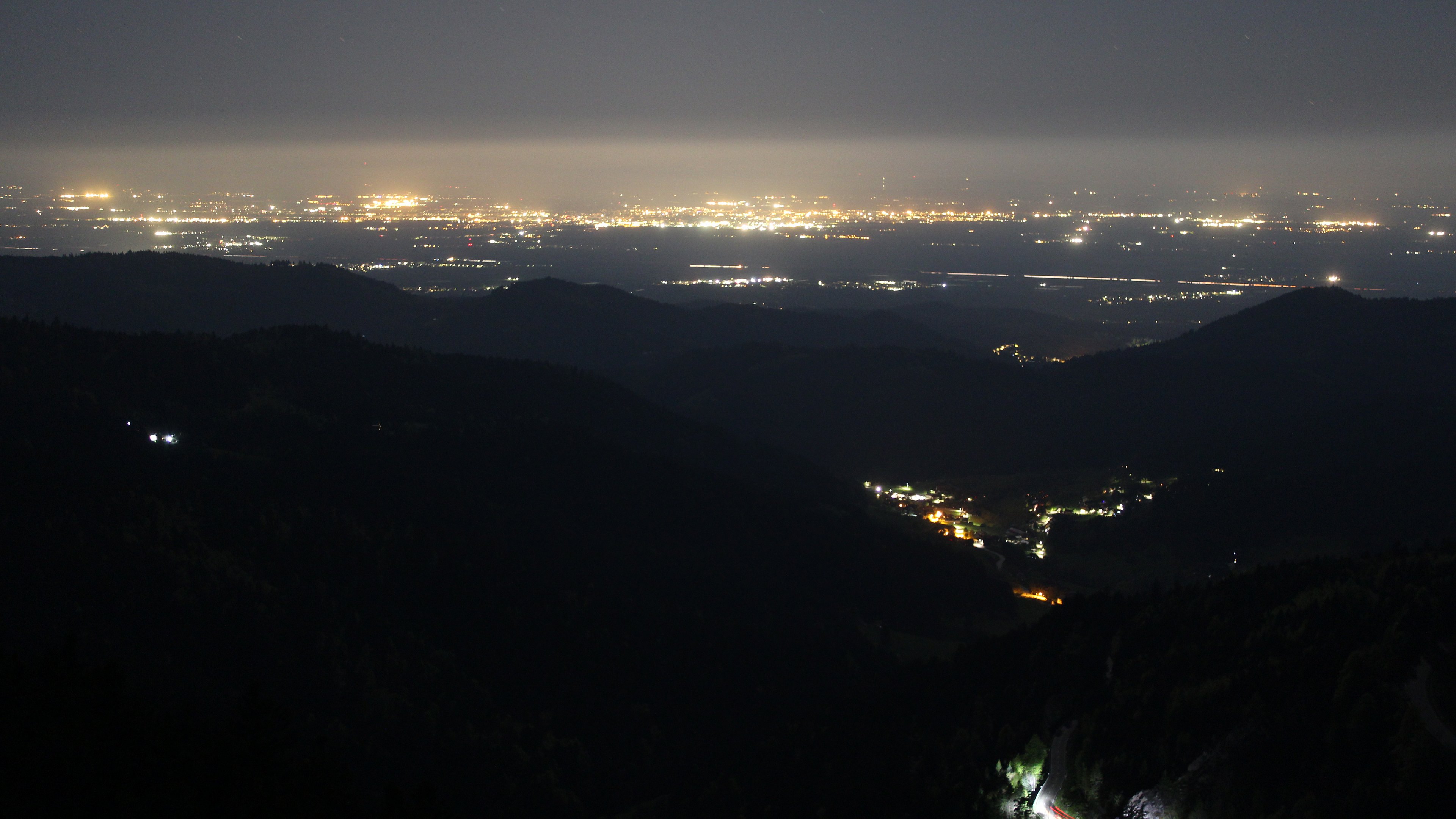 Dieses Bild zeigt eine Webcam-Aufnahme vom Achertal, aufgenommen am Freitag, den 24.04.2026 um 01:00 Uhr. Die Temperatur betrug 8.8°C.