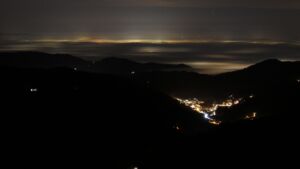 Dieses Bild zeigt eine Webcam-Aufnahme vom Achertal, aufgenommen am Freitag, den 12.12.2025 um 18:30 Uhr. Die Temperatur betrug 10.2°C.